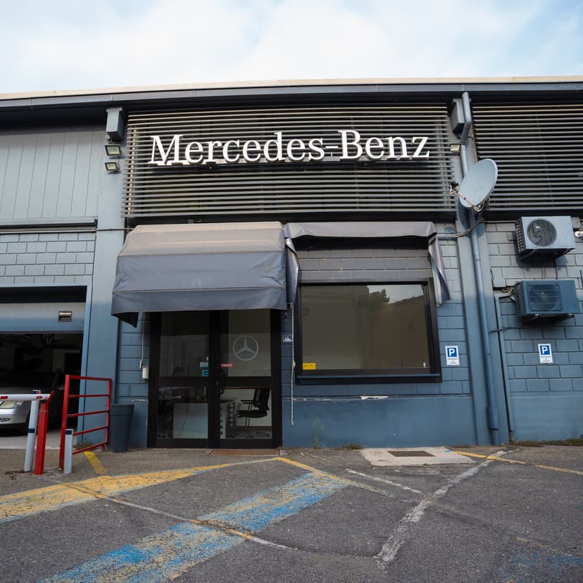 La sede di Autolux a Pavia: l’ingresso dell’officina sotto l’insegna Mercedes-Benz