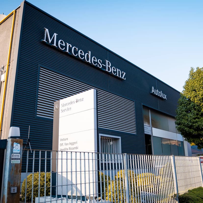 La sede di Autolux a Vigevano: l’officina con l’insegna Mercedes-Benz e il totem all’ingresso