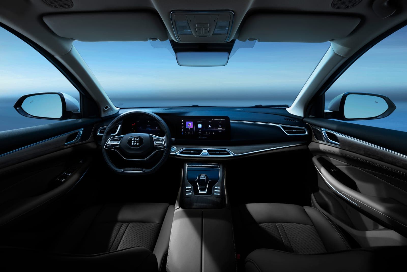 Il posto di guida della DFSK E5 PHEV: il volante, i due schermi e la console centrale