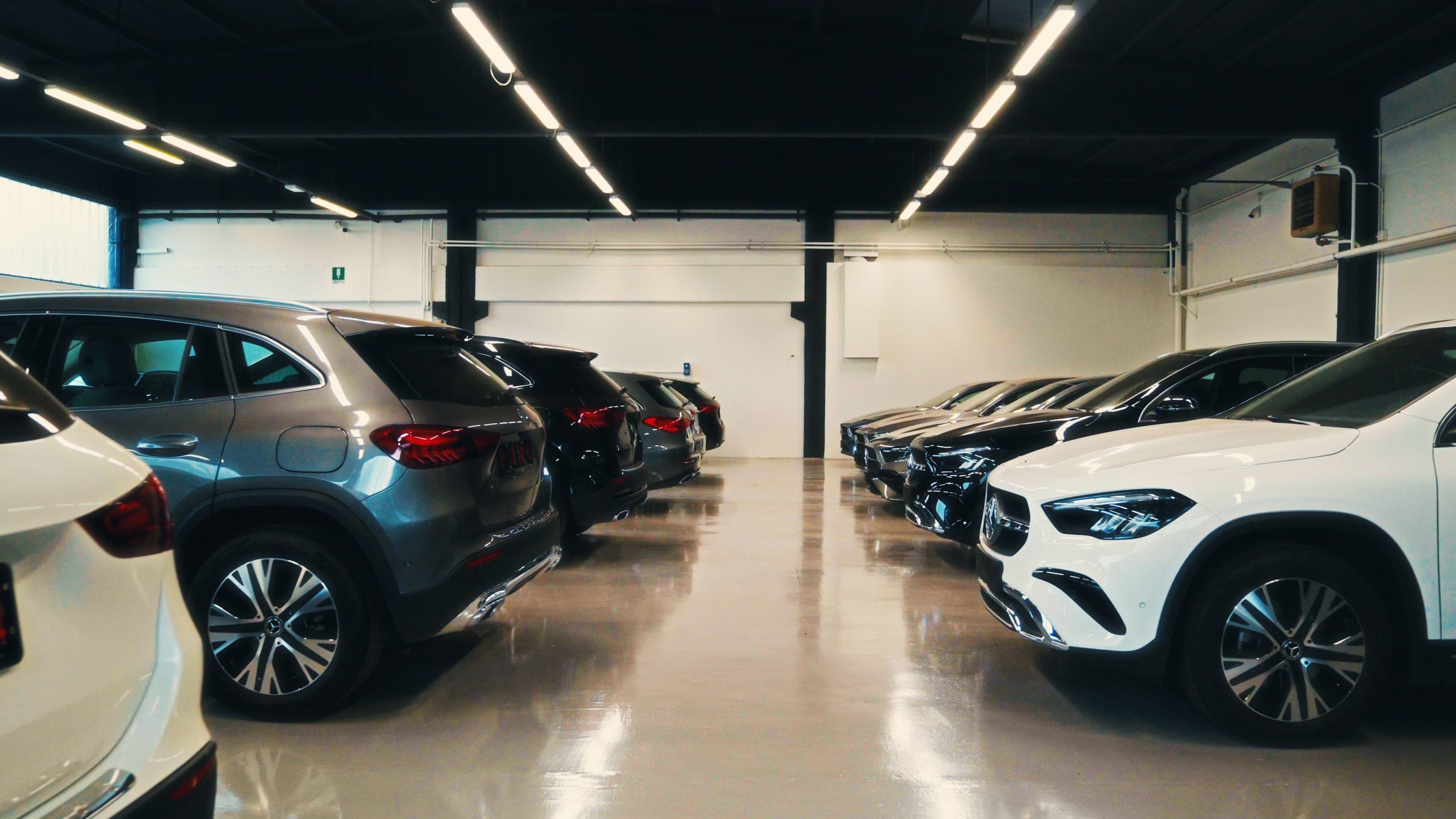 Il salone coperto di Autolux a Vigevano, con le vetture in vendita