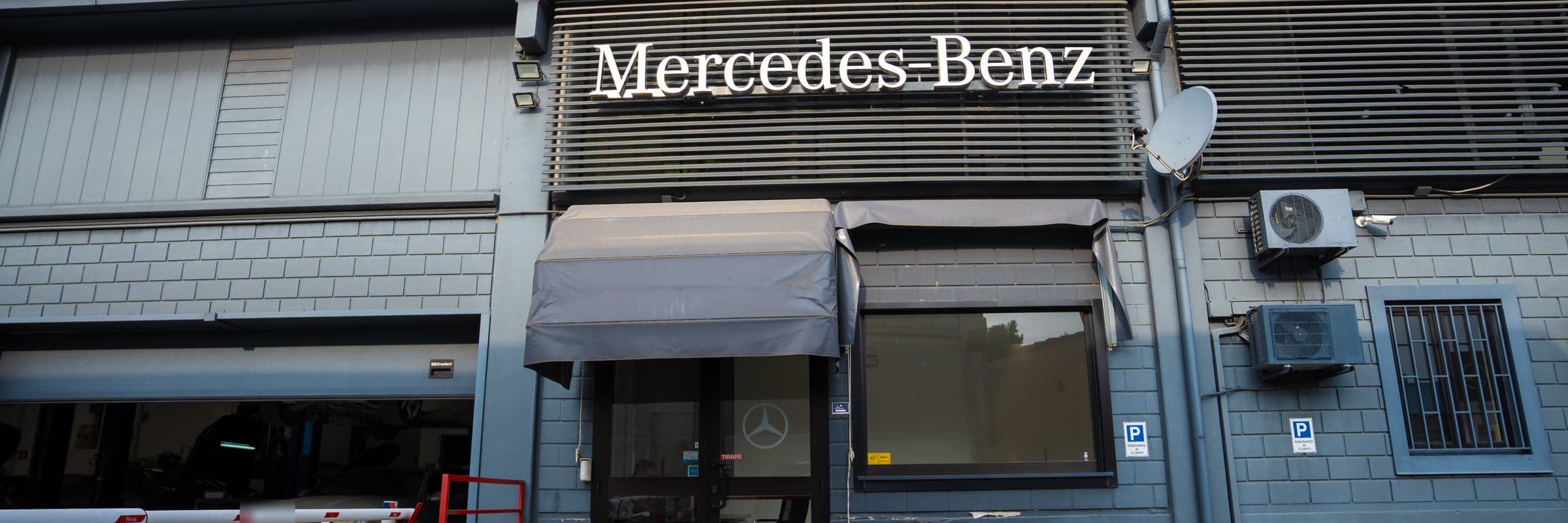 La sede di Autolux a Pavia: l’ingresso dell’officina sotto l’insegna Mercedes-Benz