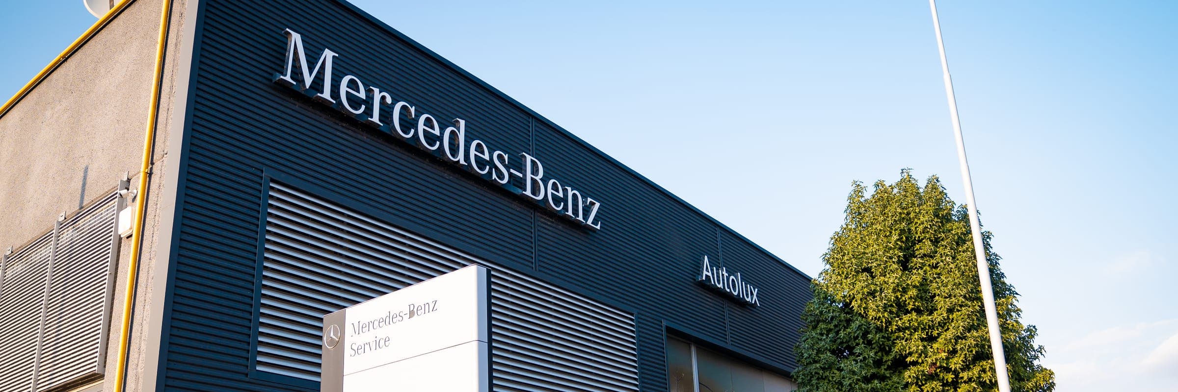 La sede di Autolux a Vigevano: l’officina con l’insegna Mercedes-Benz e il totem all’ingresso