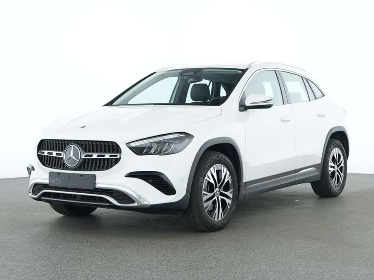 Mercedes-Benz GLA 180, bianco, vista di tre quarti