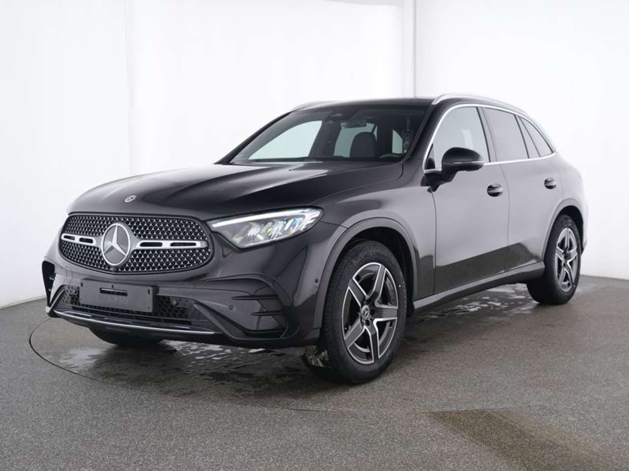Mercedes-Benz GLC 220, nero, vista di tre quarti