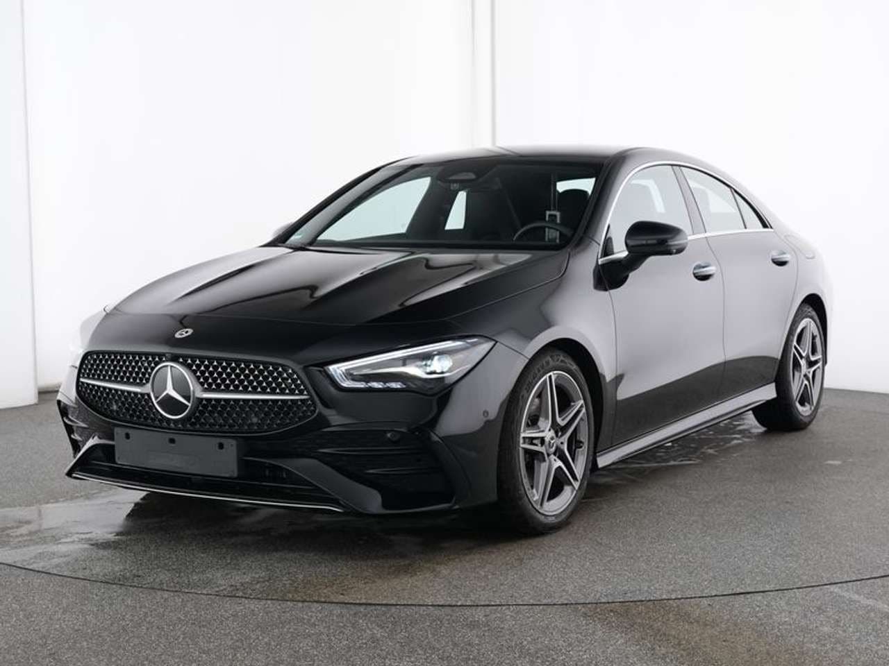 Mercedes-Benz CLA 180, nero, vista di tre quarti