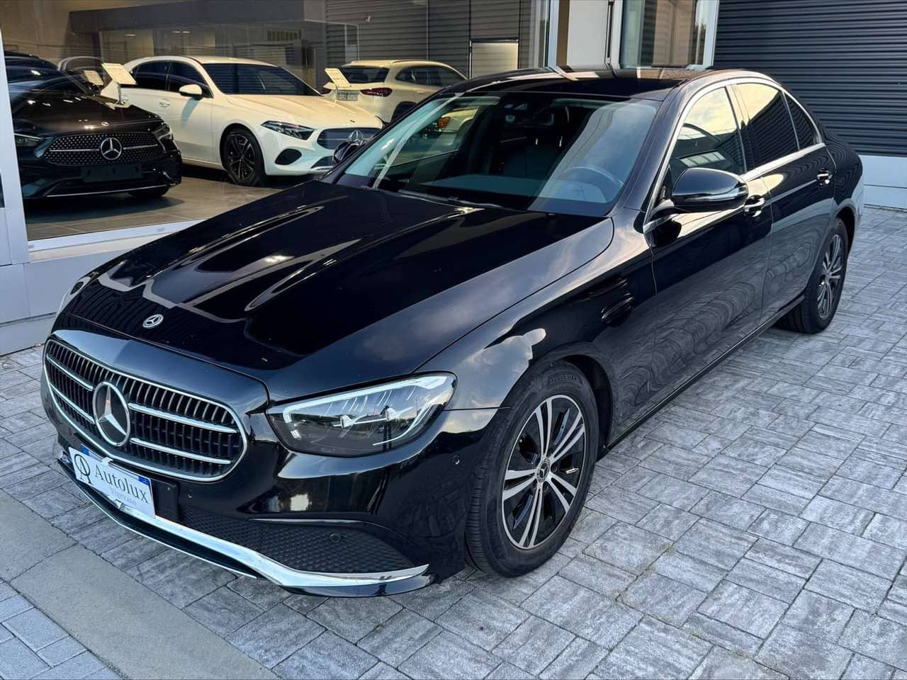 Mercedes-Benz E 200, nero, vista di tre quarti