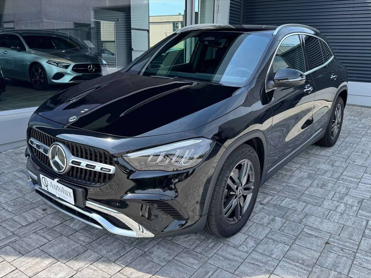 Mercedes-Benz GLA 200, nero, vista di tre quarti