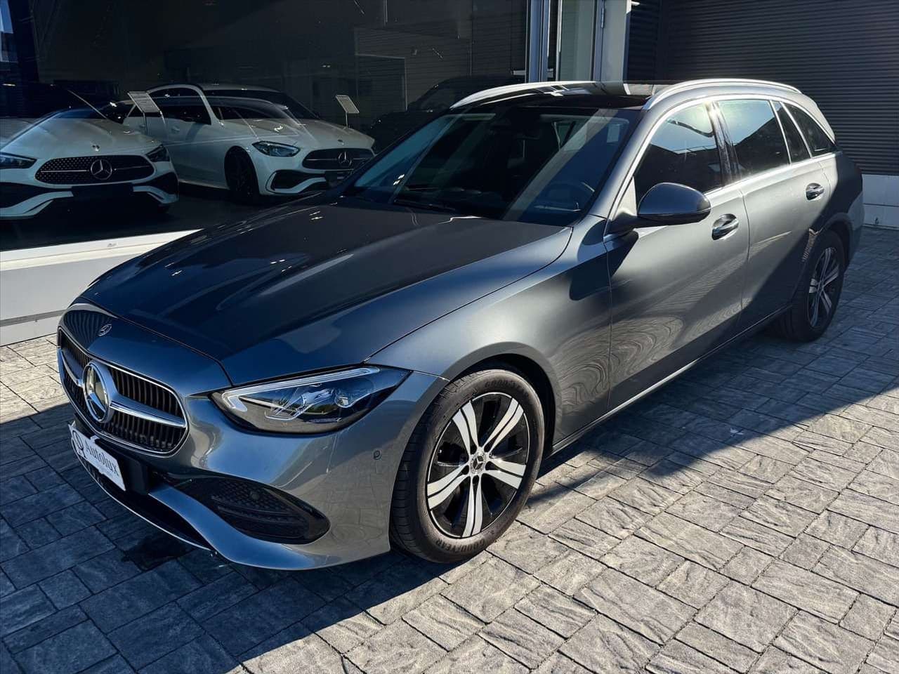 Mercedes-Benz C 200, grigio, vista di tre quarti