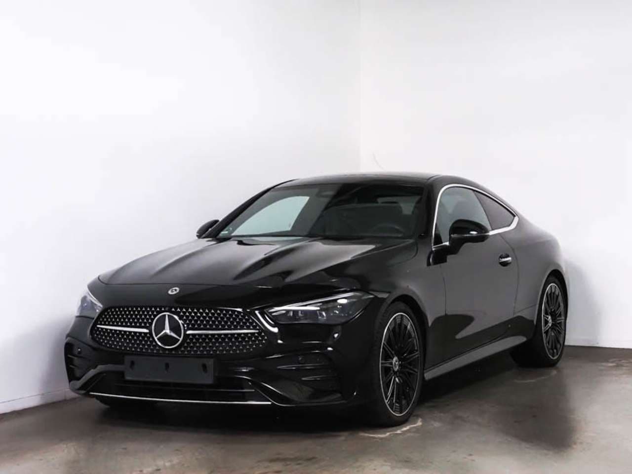 Mercedes-Benz CLE 220, nero, vista di tre quarti