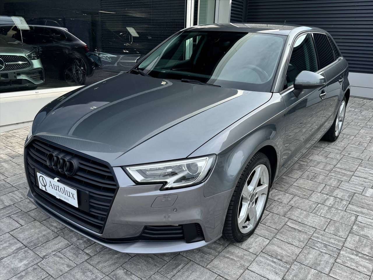Audi A3, grigio, vista di tre quarti