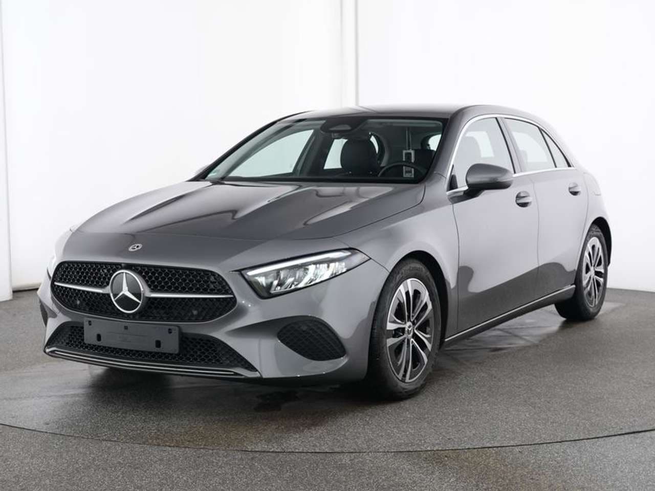 Mercedes-Benz A 180, grigio, vista di tre quarti