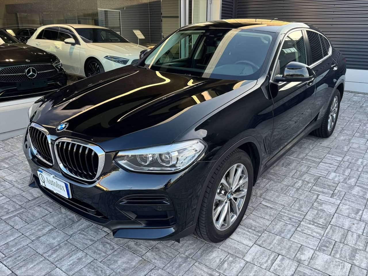 BMW X4, nero, vista di tre quarti