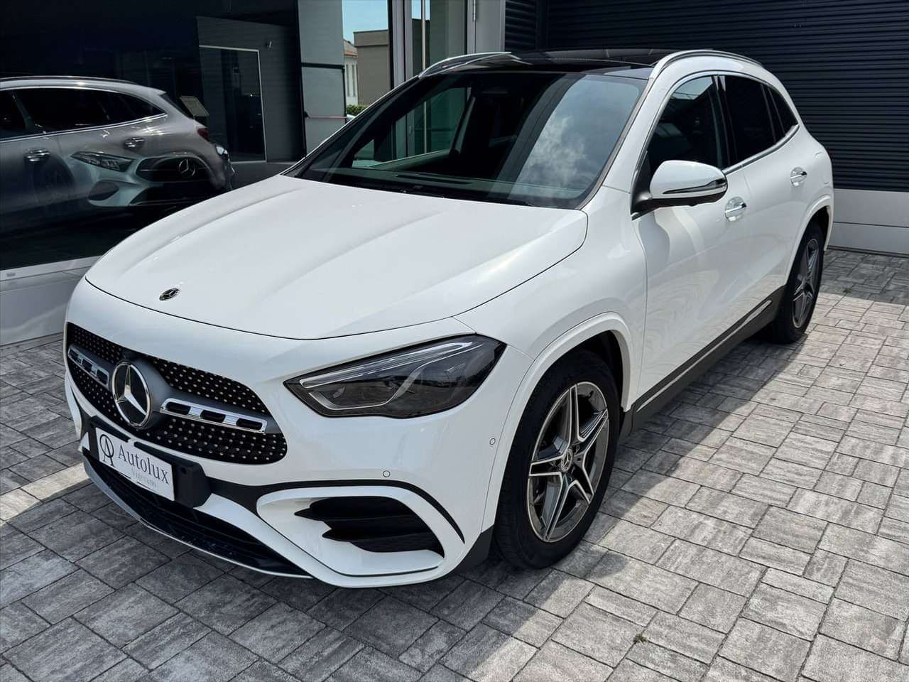 Mercedes-Benz GLA 180, bianco, vista di tre quarti