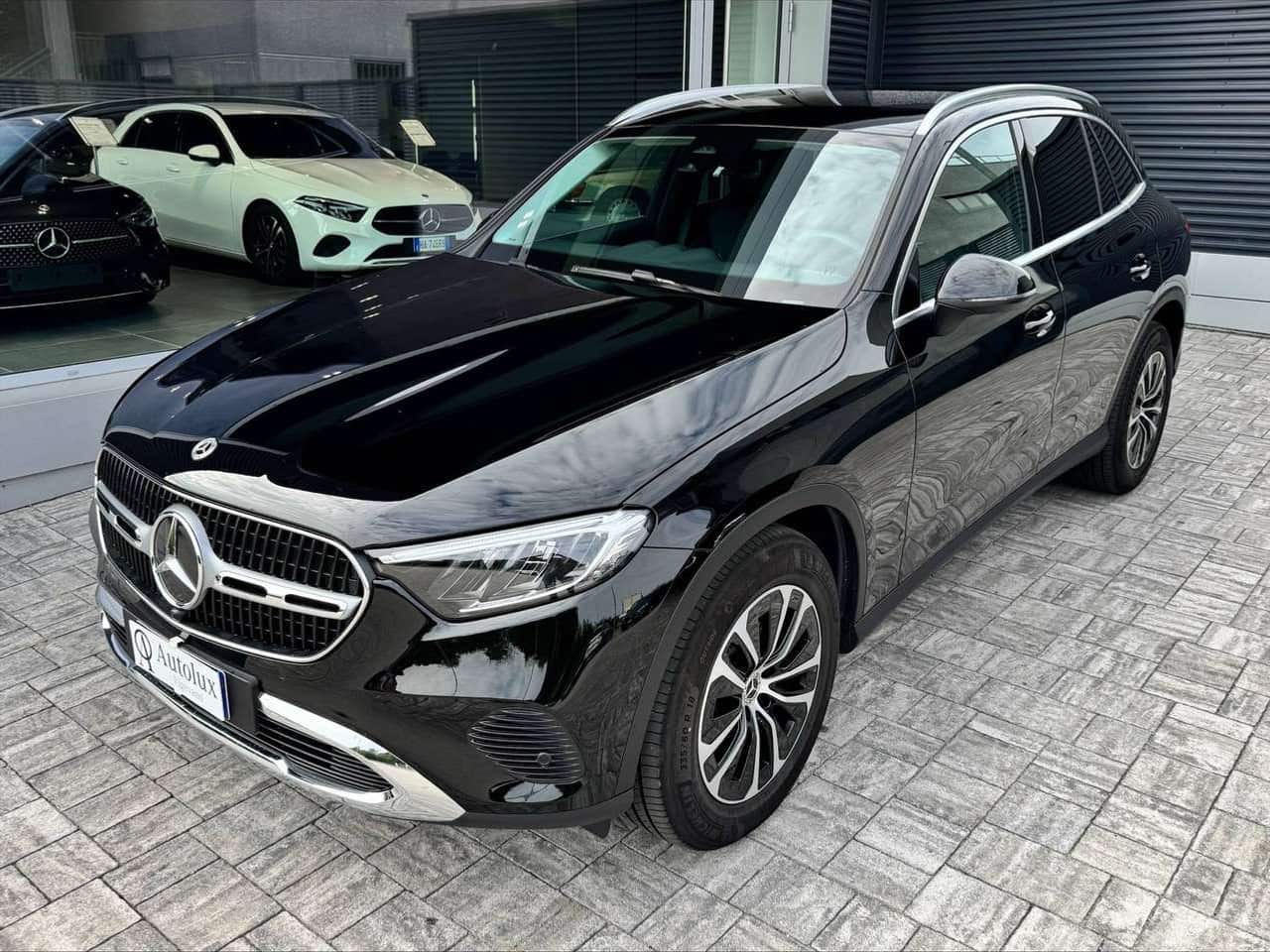 Mercedes-Benz GLC 200, nero, vista di tre quarti