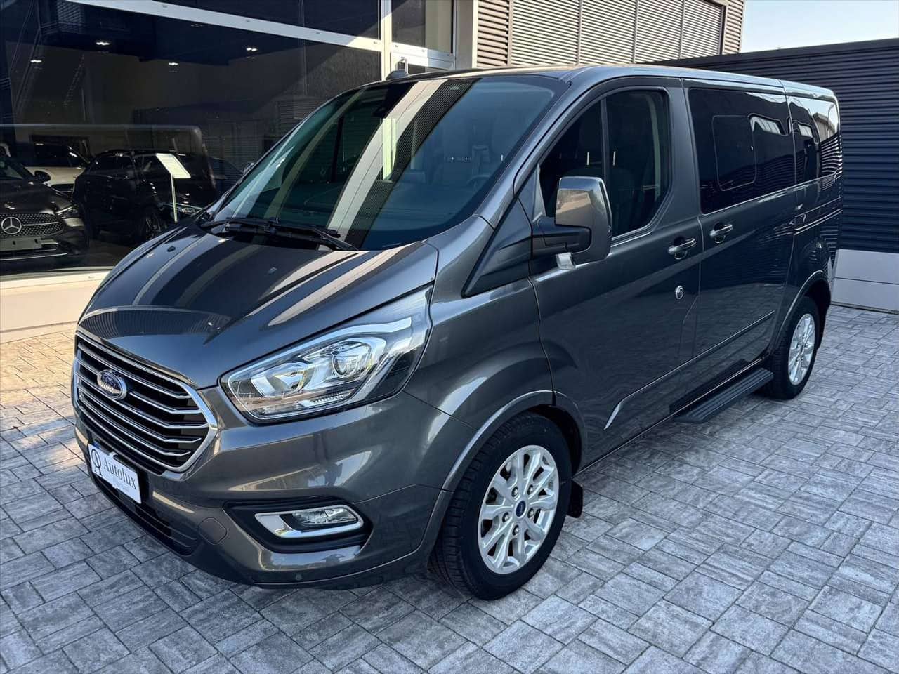 Ford Tourneo Custom, grigio, vista di tre quarti