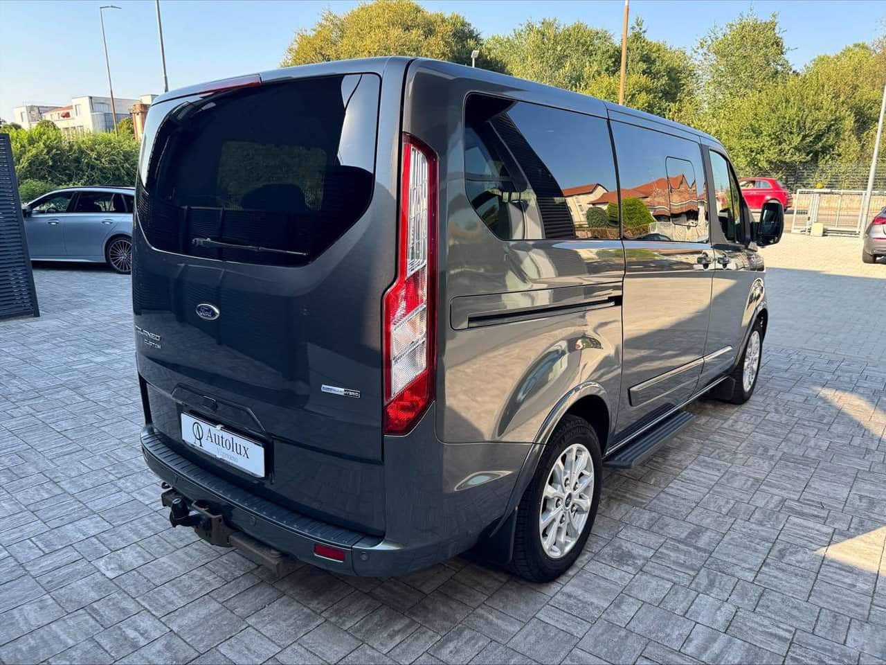 Ford Tourneo Custom: foto 2 di 6