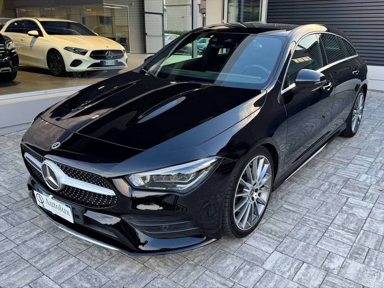 Mercedes-Benz CLA 220, nero, vista di tre quarti