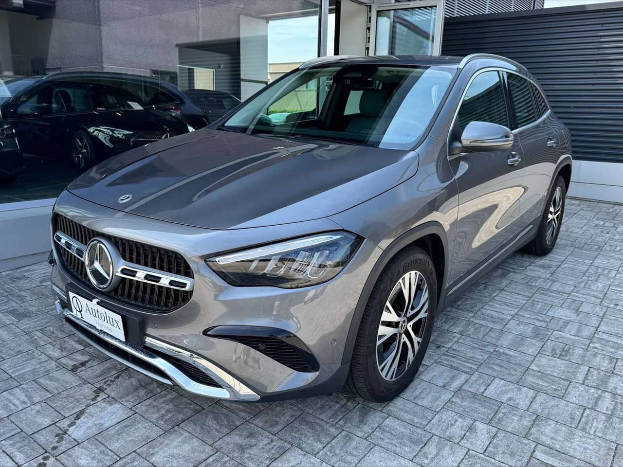 Mercedes-Benz GLA 180, grigio, vista di tre quarti