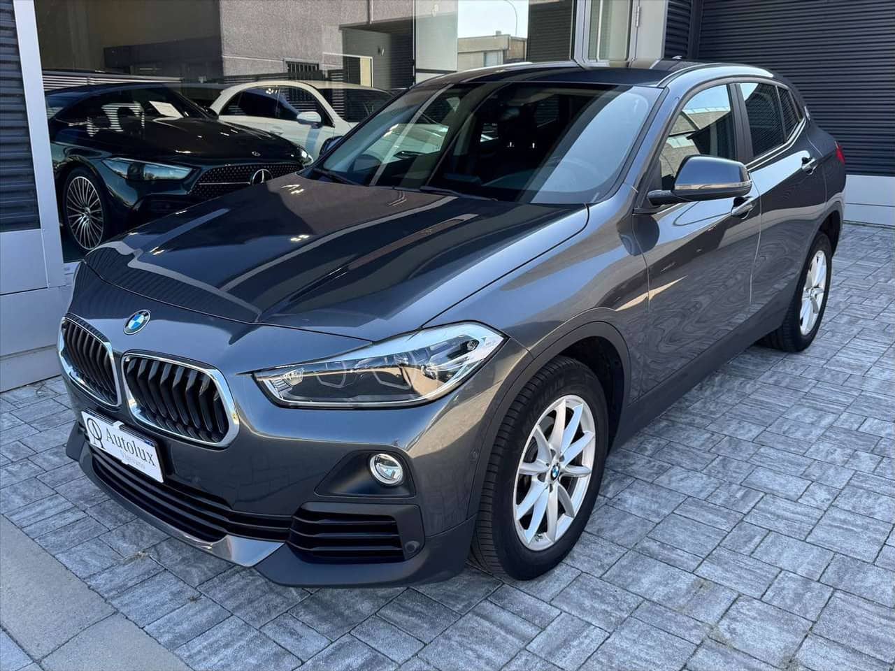 BMW X2, grigio, vista di tre quarti