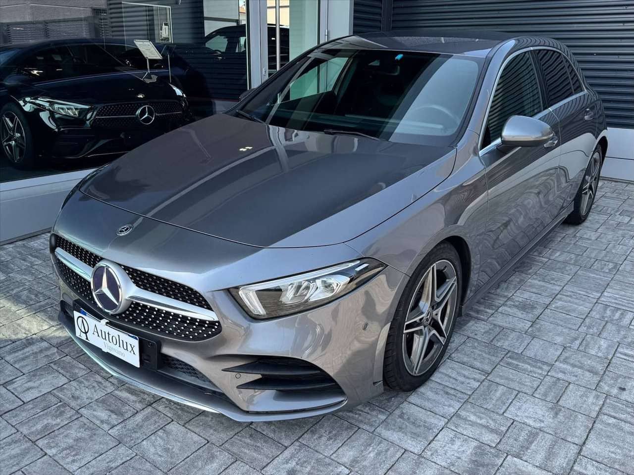 Mercedes-Benz A 180, grigio, vista di tre quarti