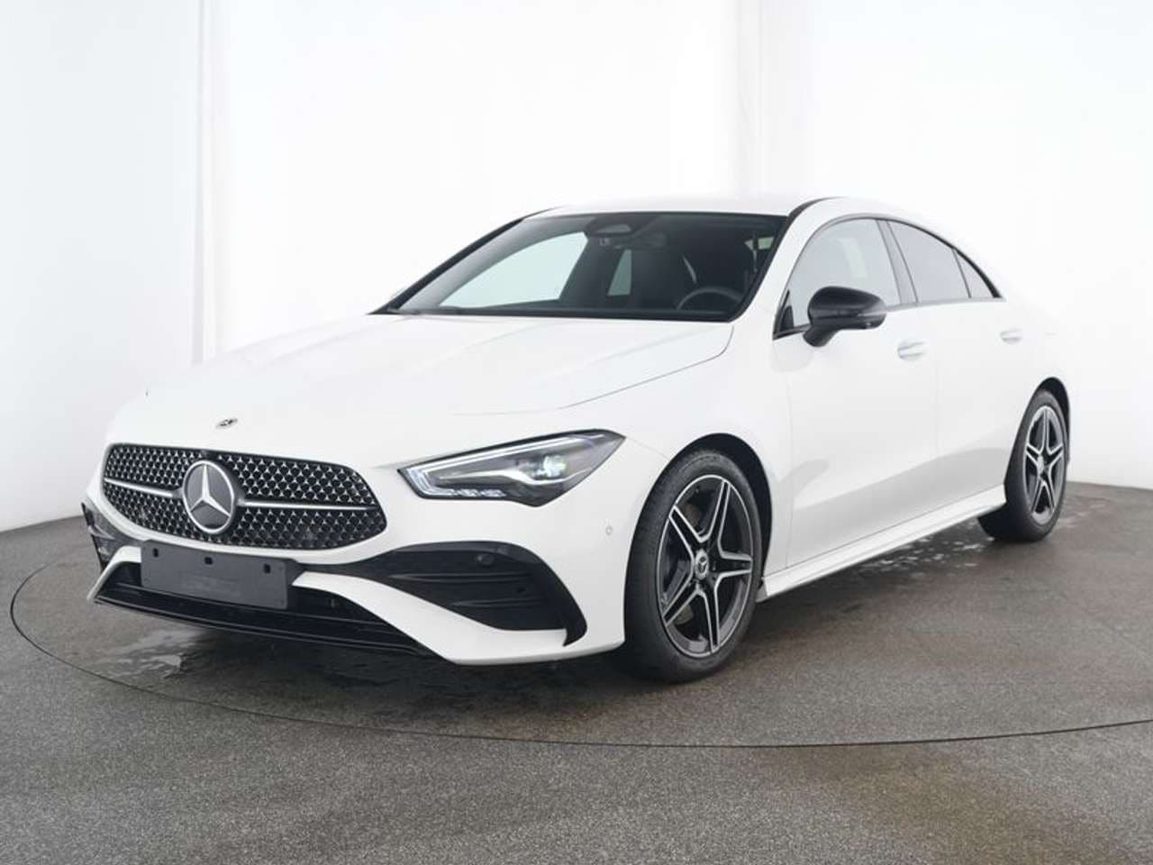 Mercedes-Benz CLA 200, bianco, vista di tre quarti