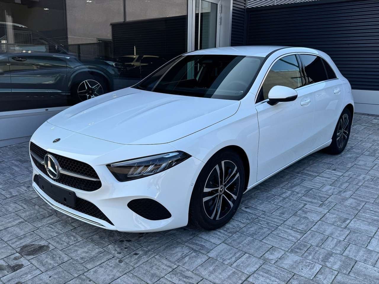 Mercedes-Benz A 180, bianco, vista di tre quarti