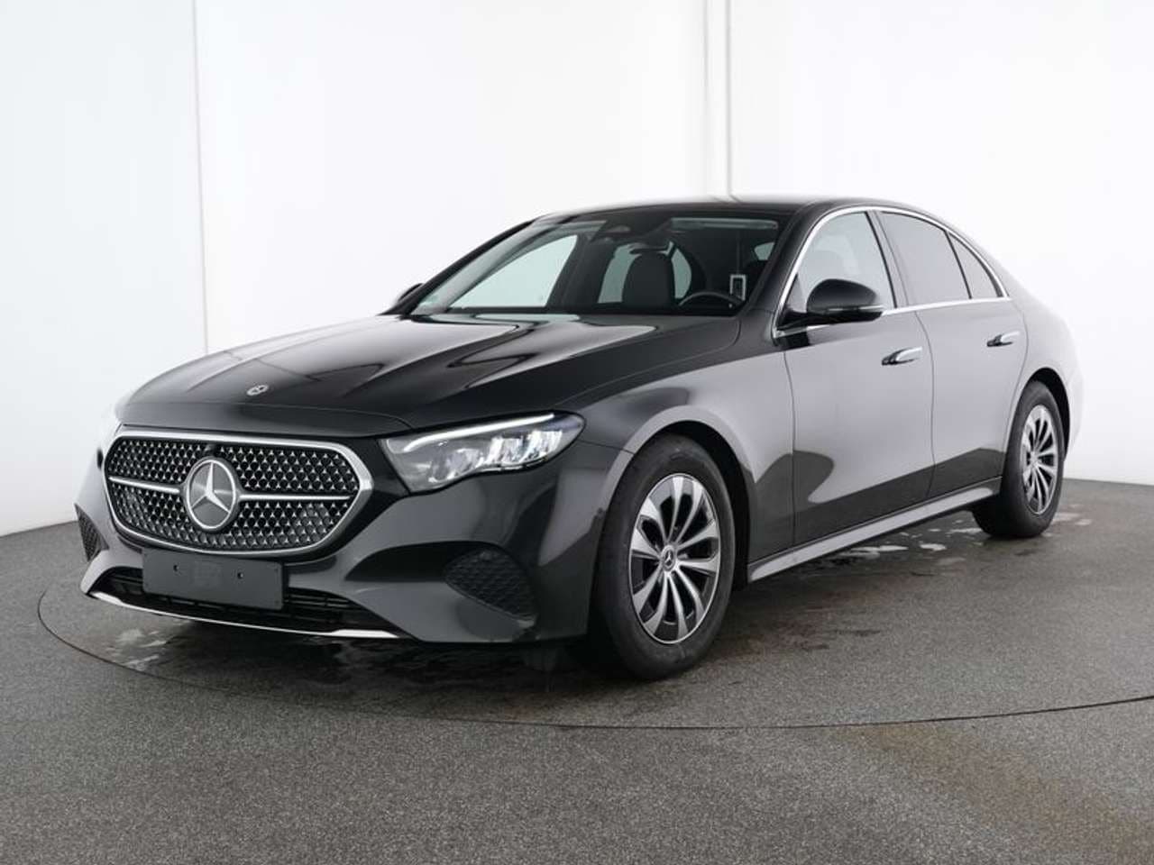 Mercedes-Benz E 220, grigio, vista di tre quarti