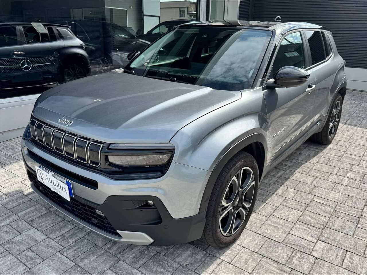 Jeep Avenger, grigio, vista di tre quarti