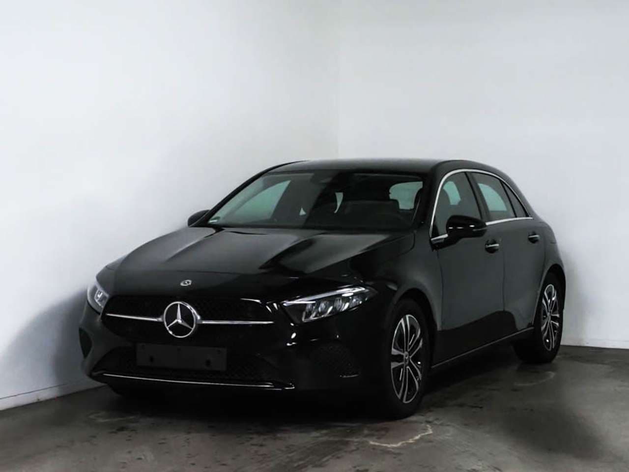 Mercedes-Benz A 200, nero, vista di tre quarti
