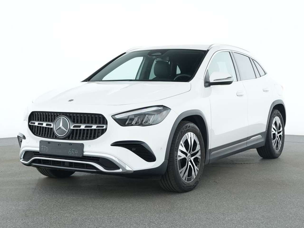 Mercedes-Benz GLA 200, bianco, vista di tre quarti