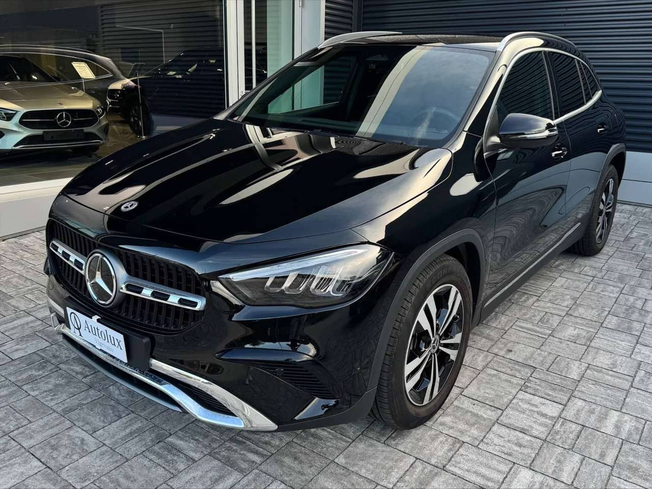 Mercedes-Benz GLA 180, nero, vista di tre quarti
