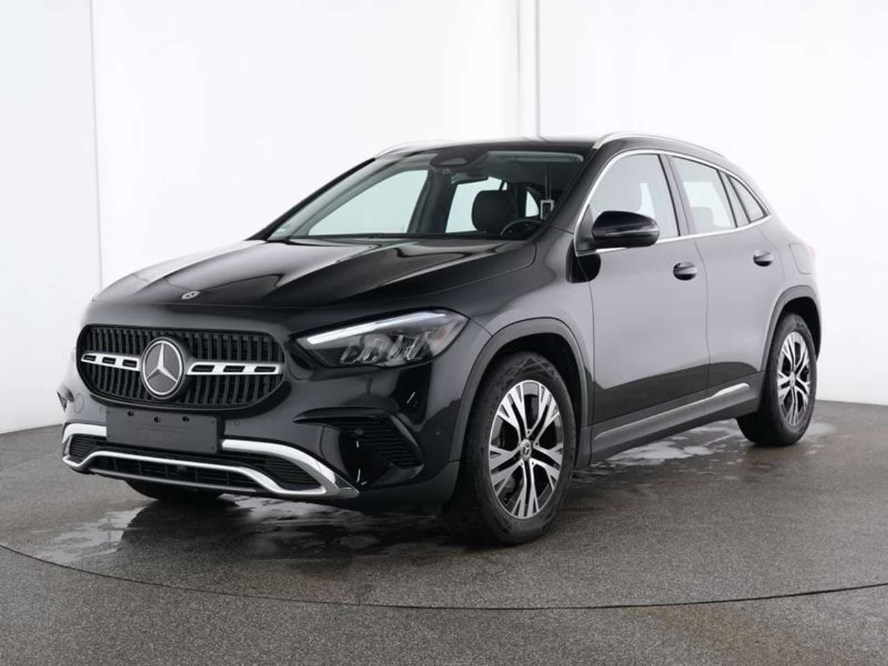 Mercedes-Benz GLA 200, nero, vista di tre quarti