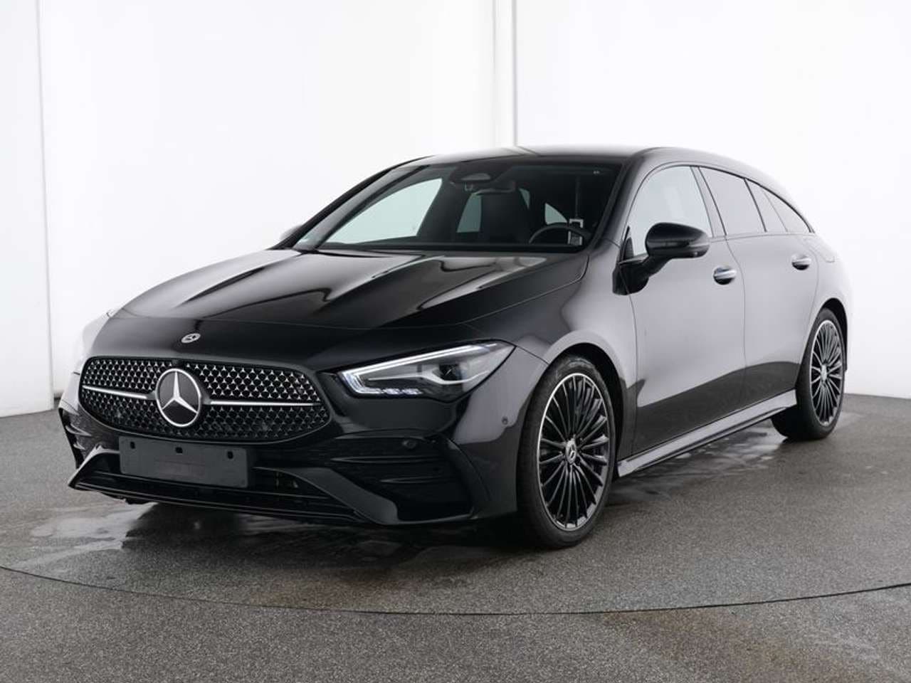 Mercedes-Benz CLA 200, nero, vista di tre quarti