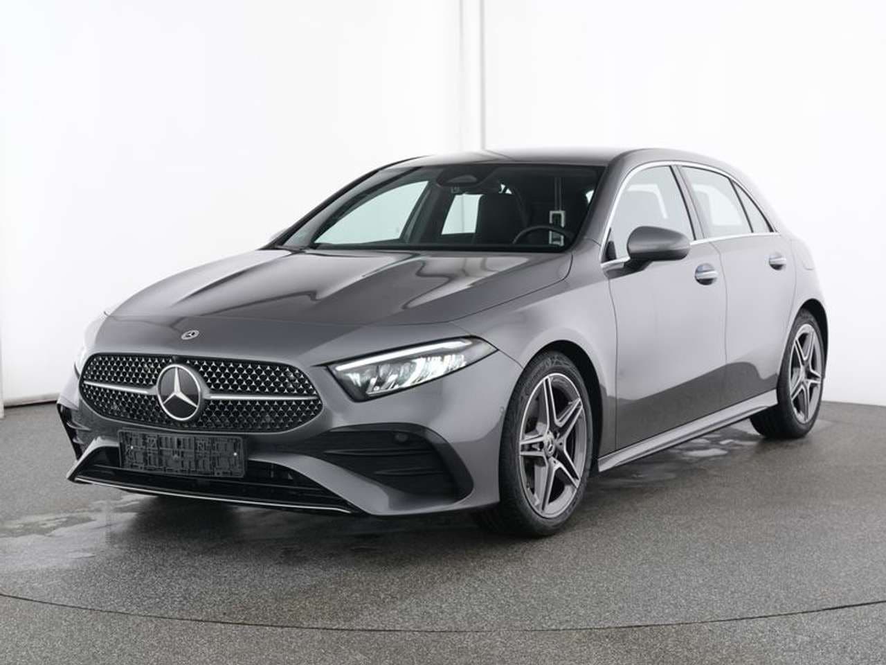 Mercedes-Benz A 180, grigio, vista di tre quarti