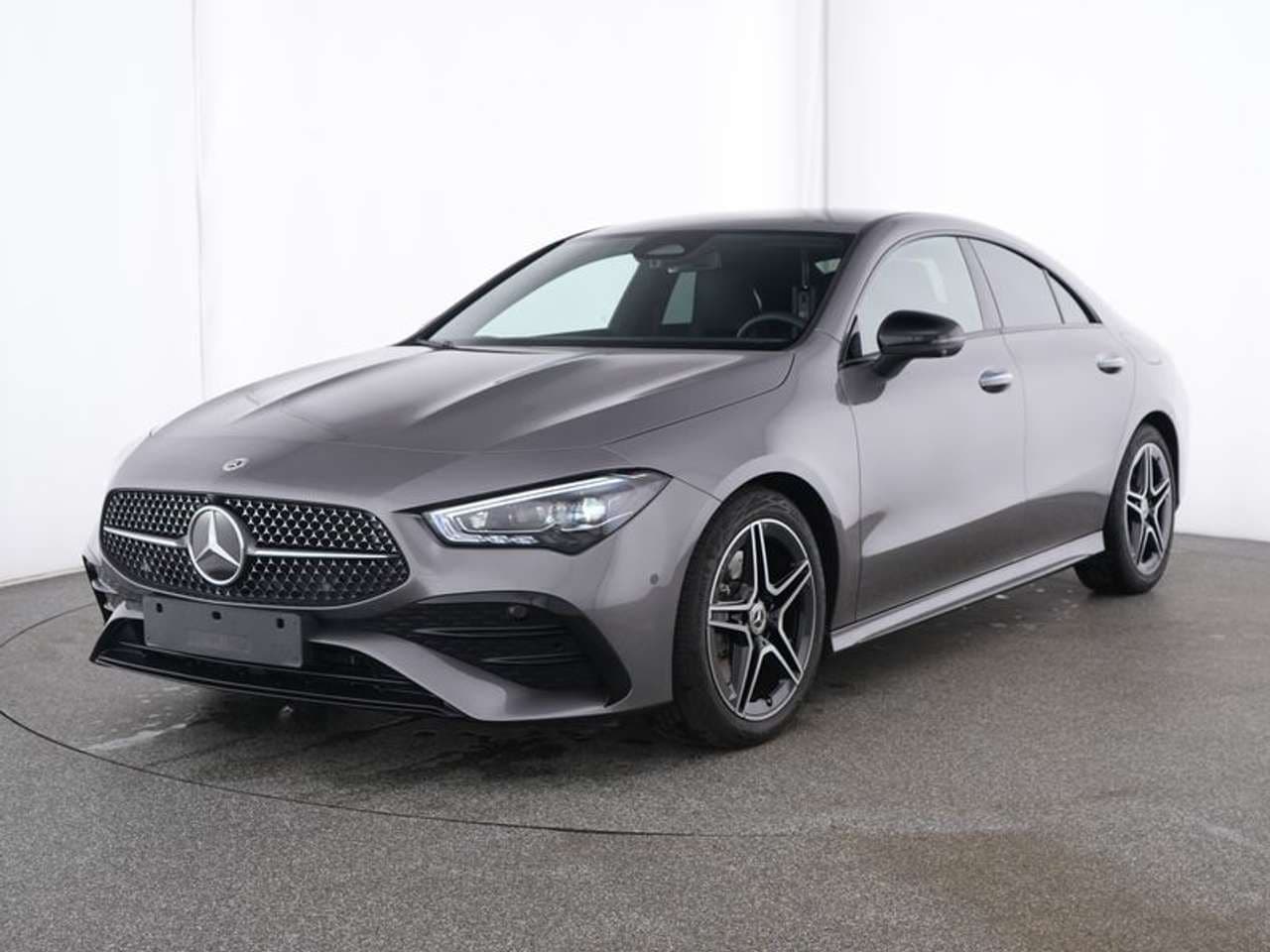 Mercedes-Benz CLA 200, grigio, vista di tre quarti