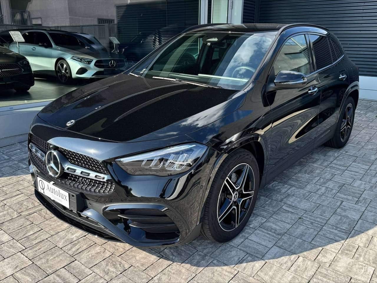 Mercedes-Benz GLA 200, nero, vista di tre quarti