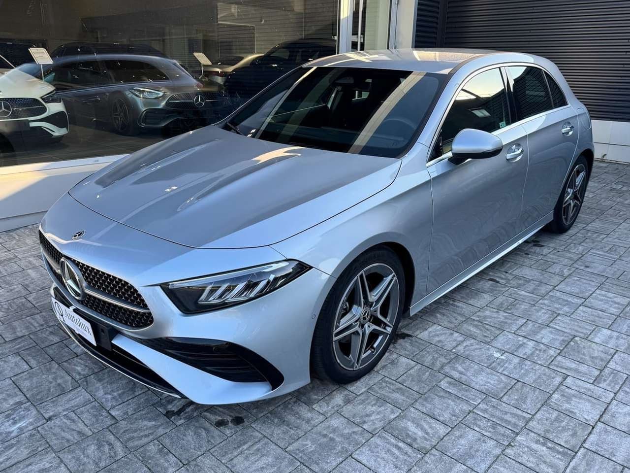 Mercedes-Benz A 180, argento, vista di tre quarti