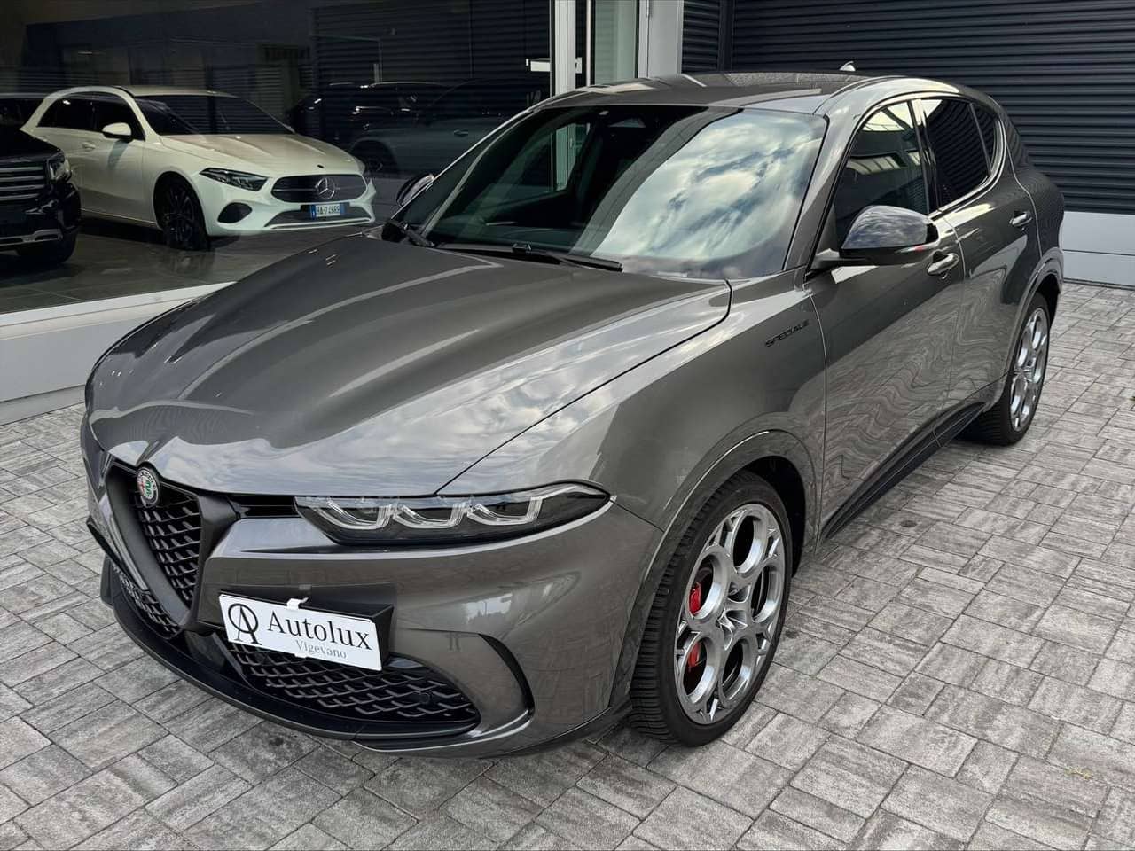 Alfa Romeo Tonale, grigio, vista di tre quarti