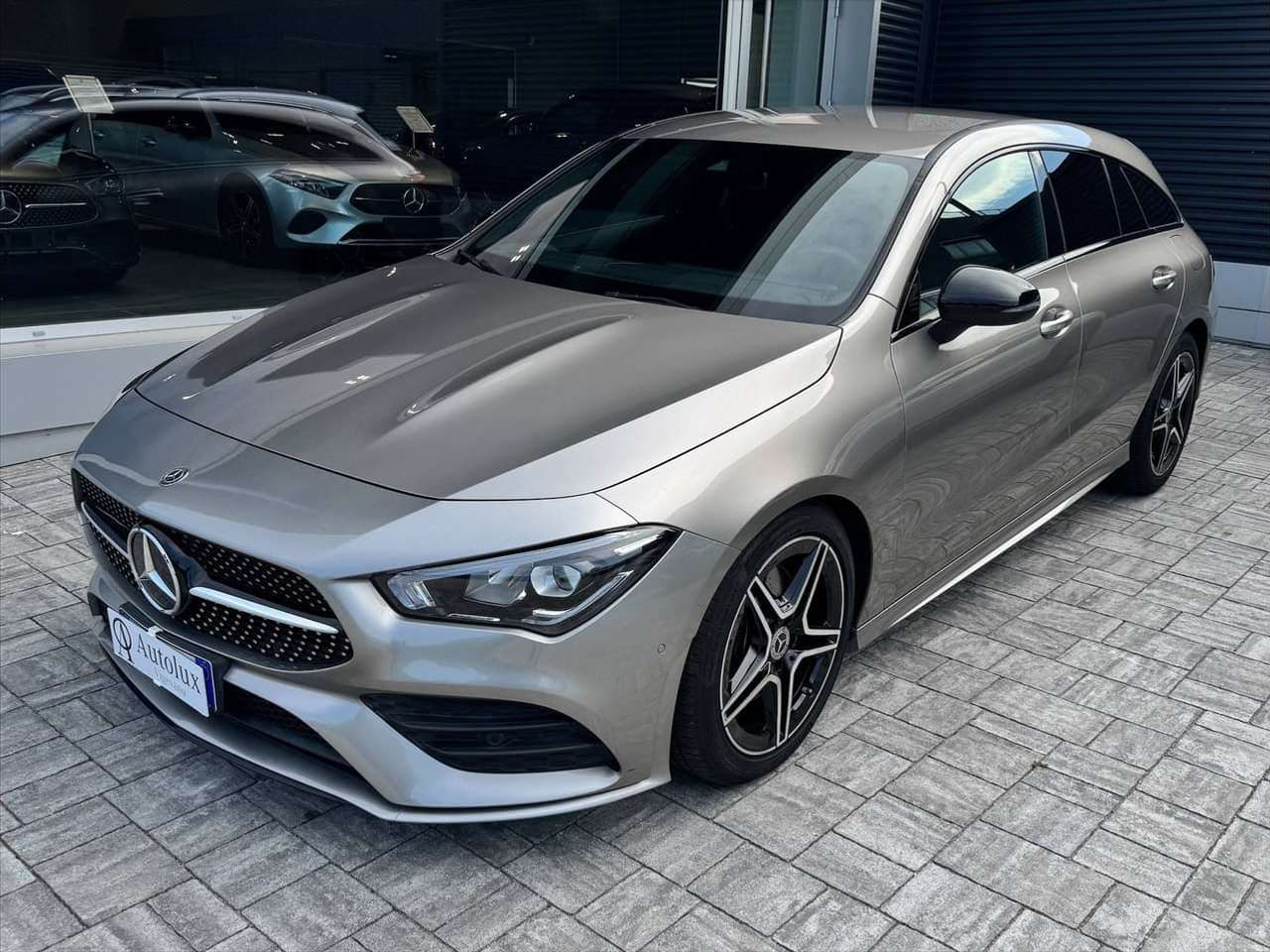 Mercedes-Benz CLA 200, grigio, vista di tre quarti