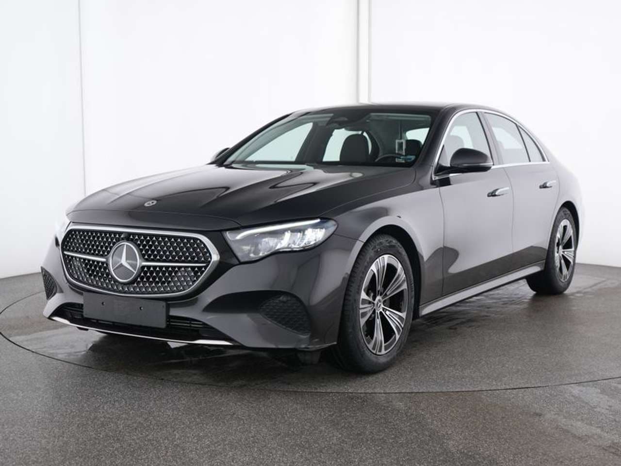 Mercedes-Benz E 220, grigio, vista di tre quarti