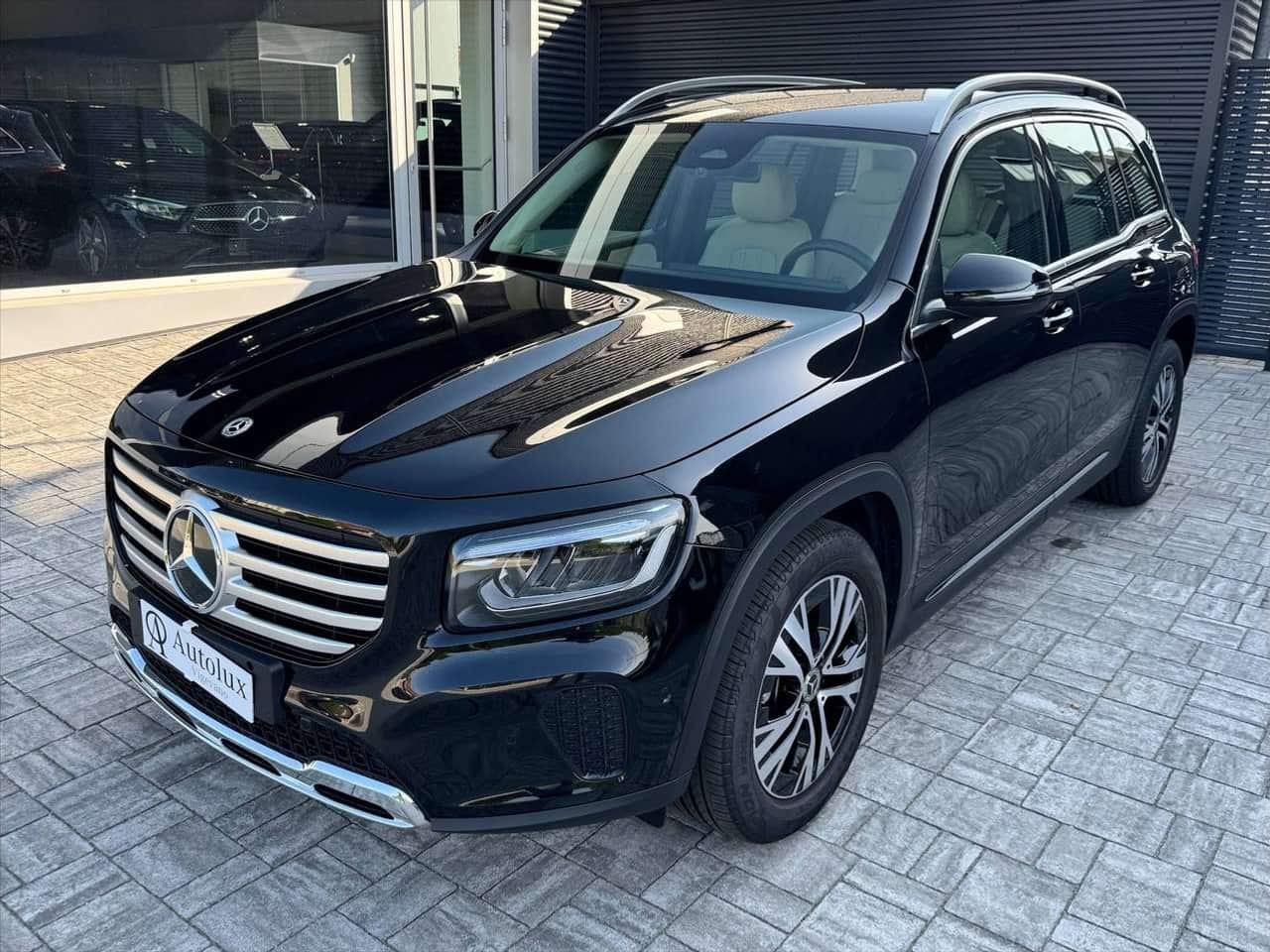 Mercedes-Benz GLB 180, nero, vista di tre quarti