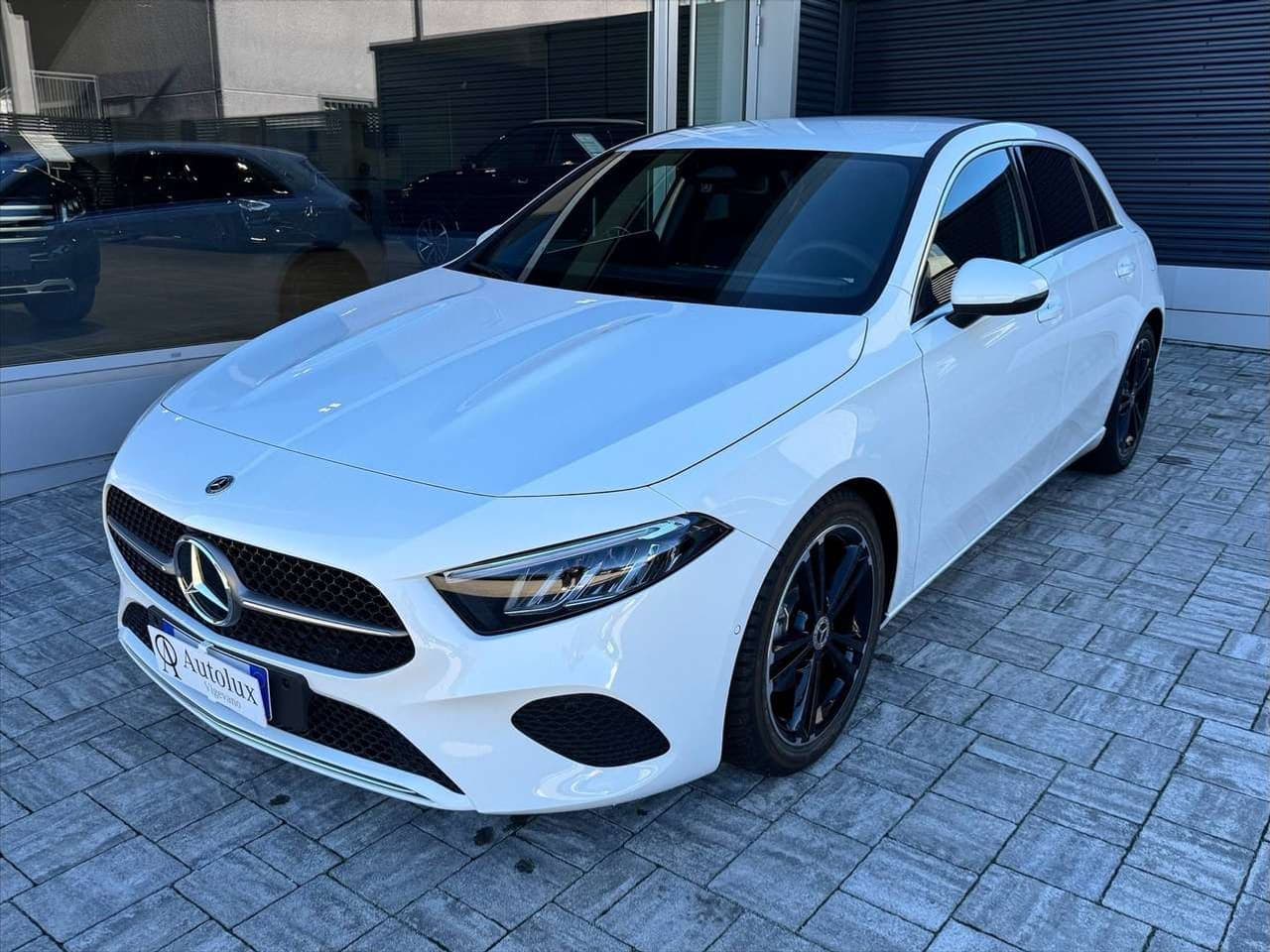 Mercedes-Benz A 180, bianco, vista di tre quarti