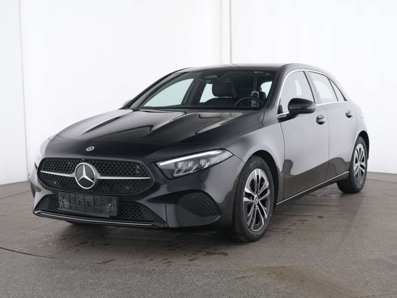 Mercedes-Benz A 200, nero, vista di tre quarti