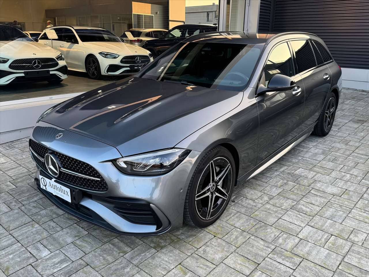 Mercedes-Benz C 220, grigio, vista di tre quarti