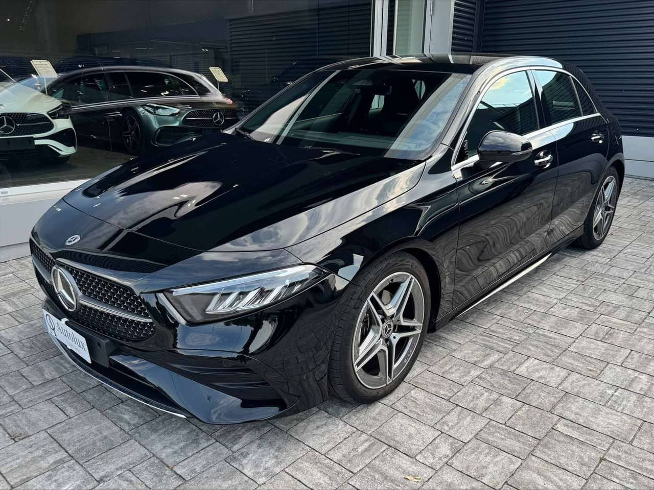 Mercedes-Benz A 180, nero, vista di tre quarti