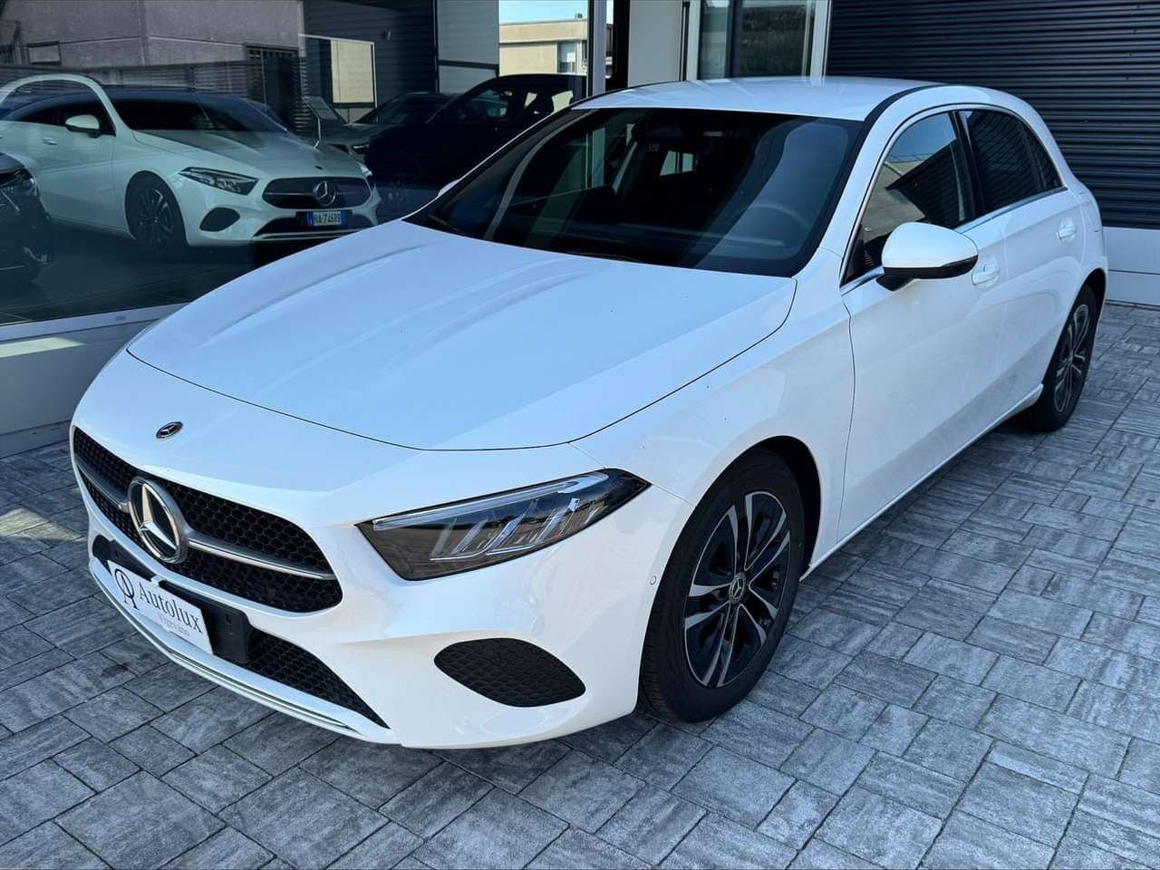 Mercedes-Benz A 200, bianco, vista di tre quarti