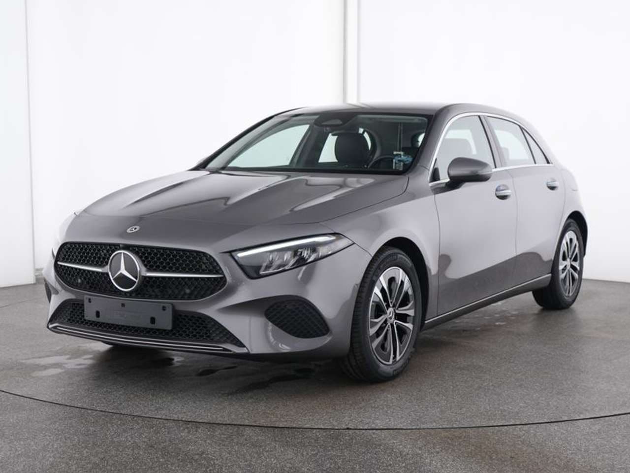 Mercedes-Benz A 200, grigio, vista di tre quarti