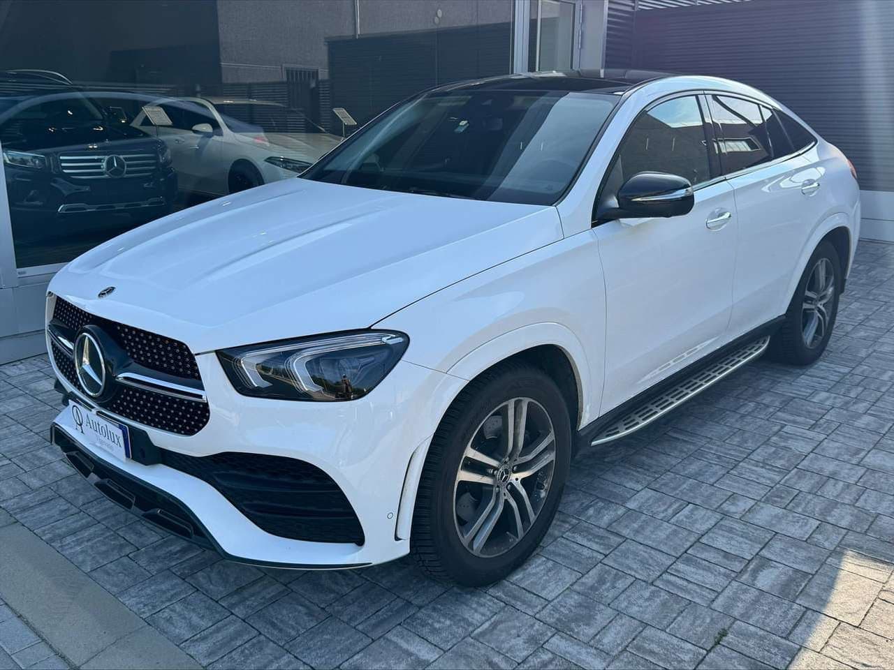 Mercedes-Benz GLE 300, bianco, vista di tre quarti