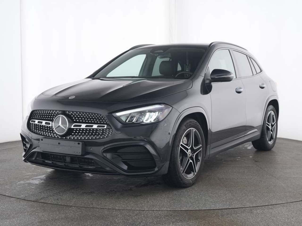 Mercedes-Benz GLA 180, nero, vista di tre quarti