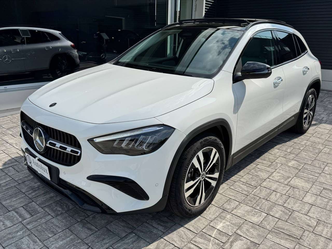 Mercedes-Benz GLA 180, bianco, vista di tre quarti